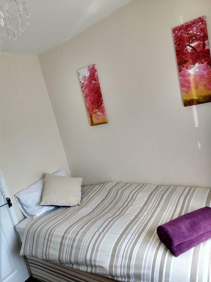 Rowe Gardens - Self Catering - Guesthouse Style - Comfortable Twin Or Double Rooms - Quiet Residential Area Workington Extérieur photo