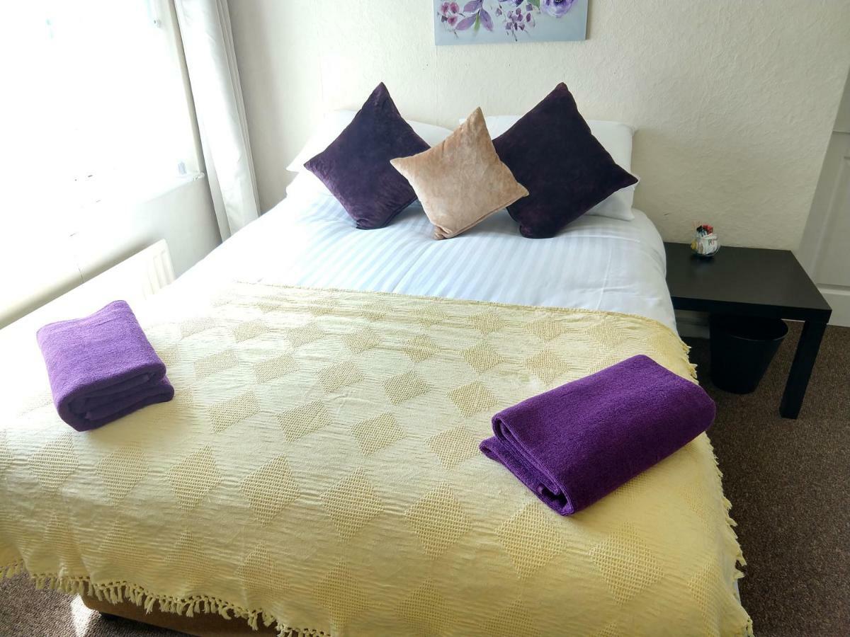 Rowe Gardens - Self Catering - Guesthouse Style - Comfortable Twin Or Double Rooms - Quiet Residential Area Workington Extérieur photo